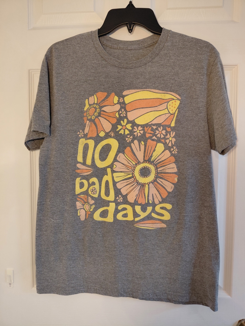'No Bad Days' Graphic Short Sleeve Tee - Gray Size MED/LG